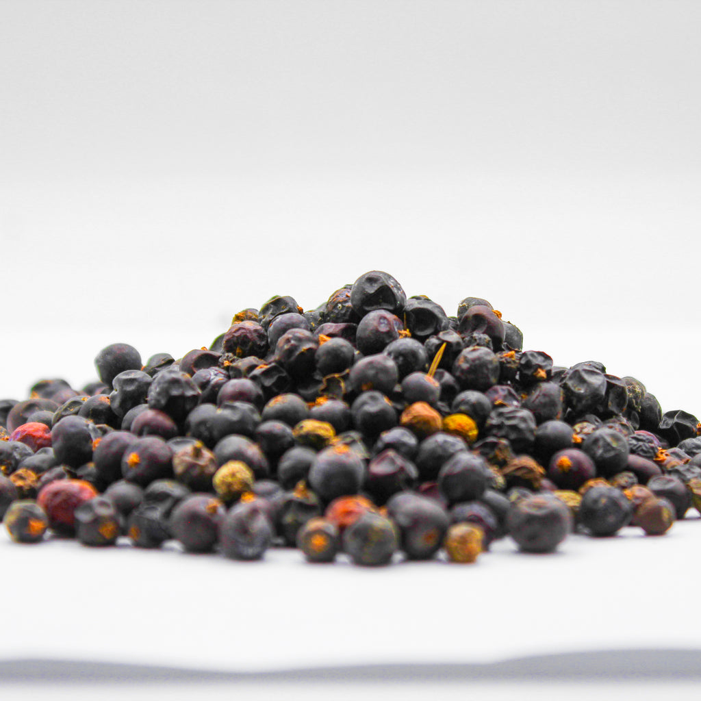 Juniper berries, Juniperus communis, Gin berries, Common juniper berries, Enneadi, Hackmatack, Ginepro, Genévrier, Wacholderbeeren, Ginebro, Enebro, Kærpis, Cade, Enebro común, Zimbro, Choupo